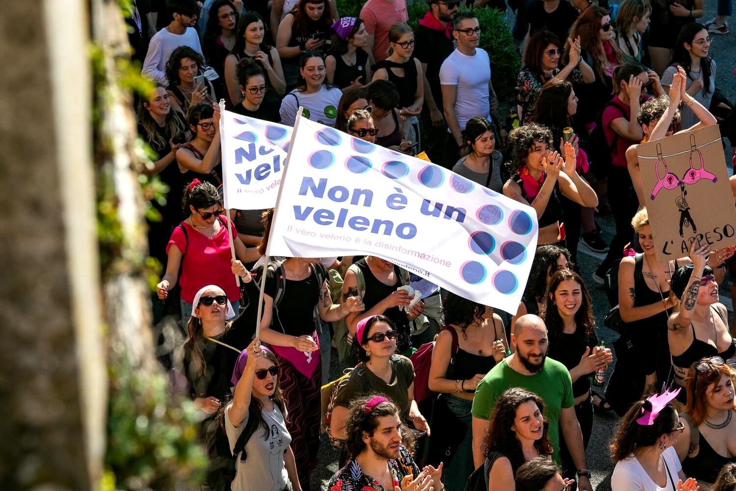 Italia: una red de colectivos facilita el acceso al aborto que dificulta el Gobierno de Meloni