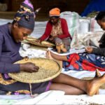Mujeres trabajan en una planta de procesamiento de grano, en Kivu, en el oeste de Ruanda.