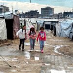 Niños palestinos desplazados en el campamento de Nuseirat, en el centro de la Franja de Gaza.