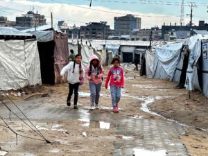 Niños palestinos desplazados en el campamento de Nuseirat, en el centro de la Franja de Gaza.