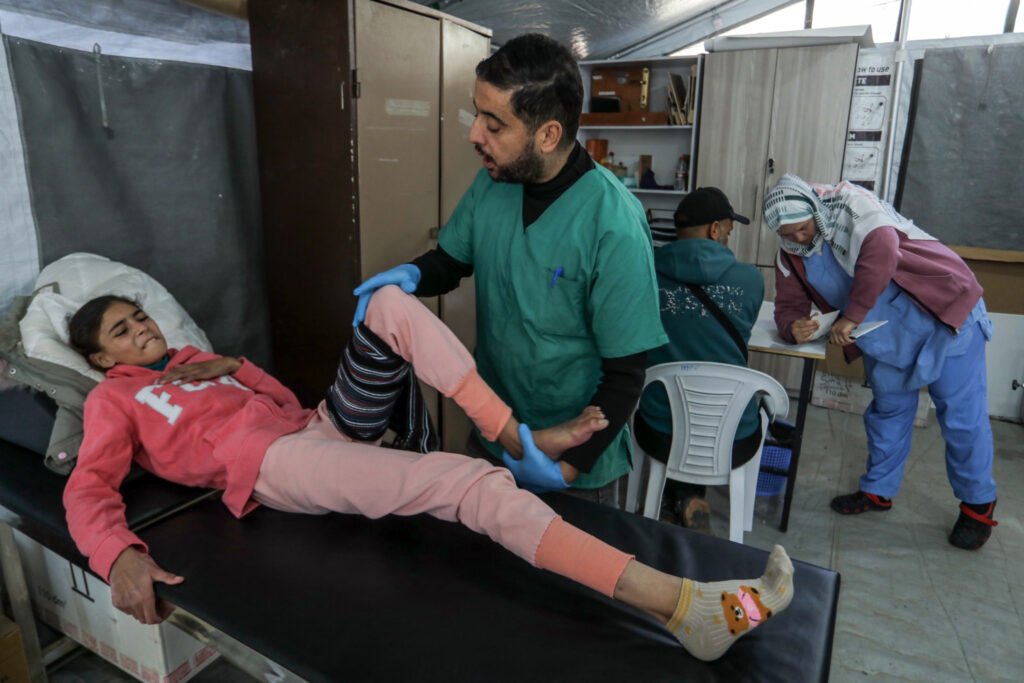 Palestinos reciben tratamiento en una clínica de Médicos Sin Fronteras (MSF) en el Complejo Médico Nasser en Khan Younis, al sur de la Franja de Gaza.