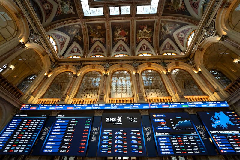 Pantallas electrónicas de cotización muestran información sobre el precio de las acciones en la Bolsa de Madrid, España.