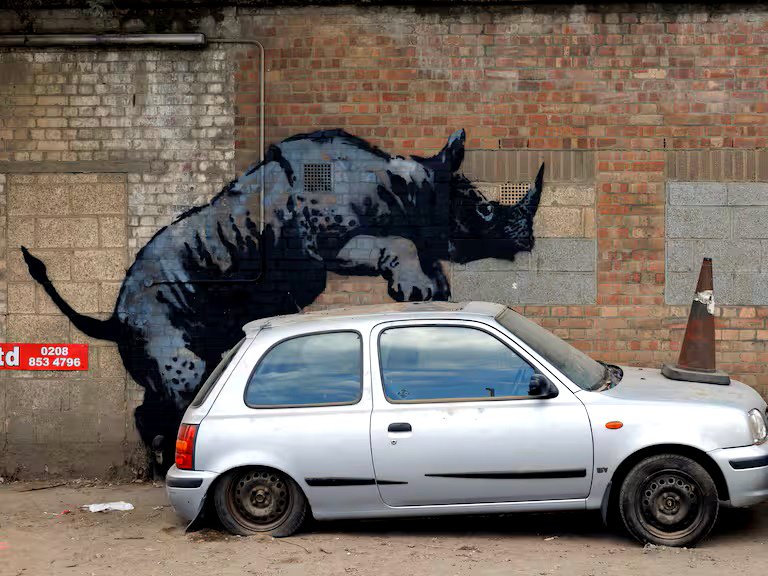 Pintura de un rinoceronte de Banksy en Londres,.