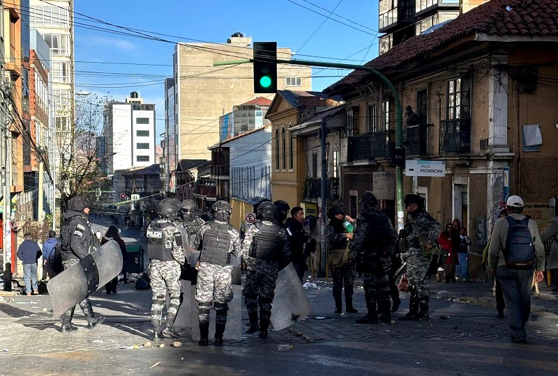 Policía antidisturbios en La Paz durante las protestas contra el presidente Rodrigo Paz en mayo de 2026.