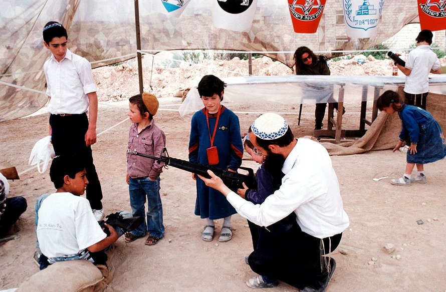 Preparando a los niños en los asentamientos colonos israelíes.