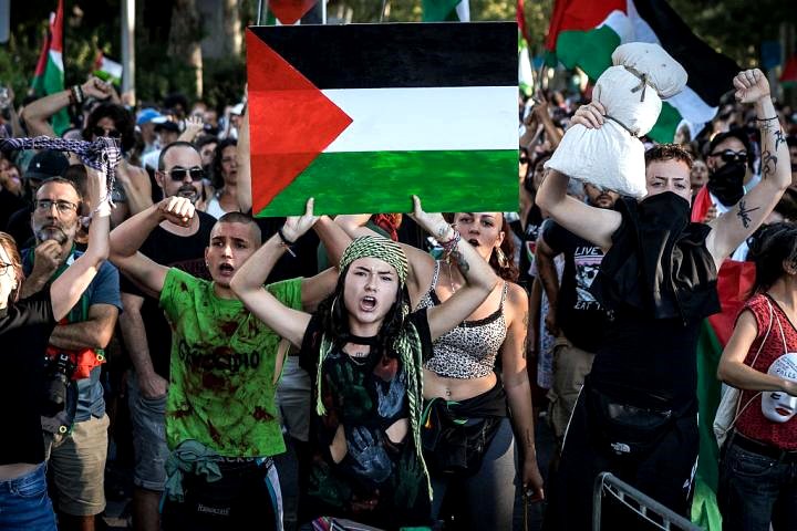 Protestas contra Israel durante la 21ª y última etapa de La Vuelta a España, celebrada en Madrid.
