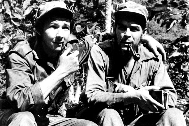 Raúl Castro, izquierda,  y el Che Guevara, derecha, en la Sierra de Cristal durante la Revolución Cubana, 1958.