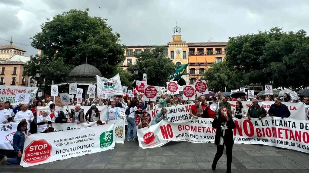 Representantes de una veintena de plataformas, asociaciones y colectivos vecinales se han concentrado en Toledo para rechazar el modelo de biometanización de la Junta.