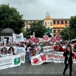 Representantes de una veintena de plataformas, asociaciones y colectivos vecinales se han concentrado en Toledo para rechazar el modelo de biometanización de la Junta.