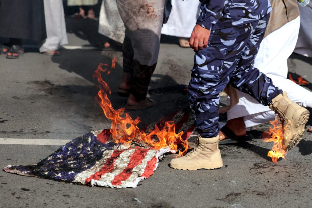 Simpatizantes hutíes se manifiestan en solidaridad con Irán, mientras continúa el conflicto entre Estados Unidos e Israel con Irán.