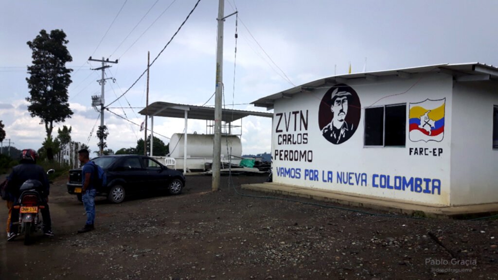 Una caseta con la inscripción “Vamos por la nueva Colombia” da la bienvenida a la ZVTN Carlos Perdomo.