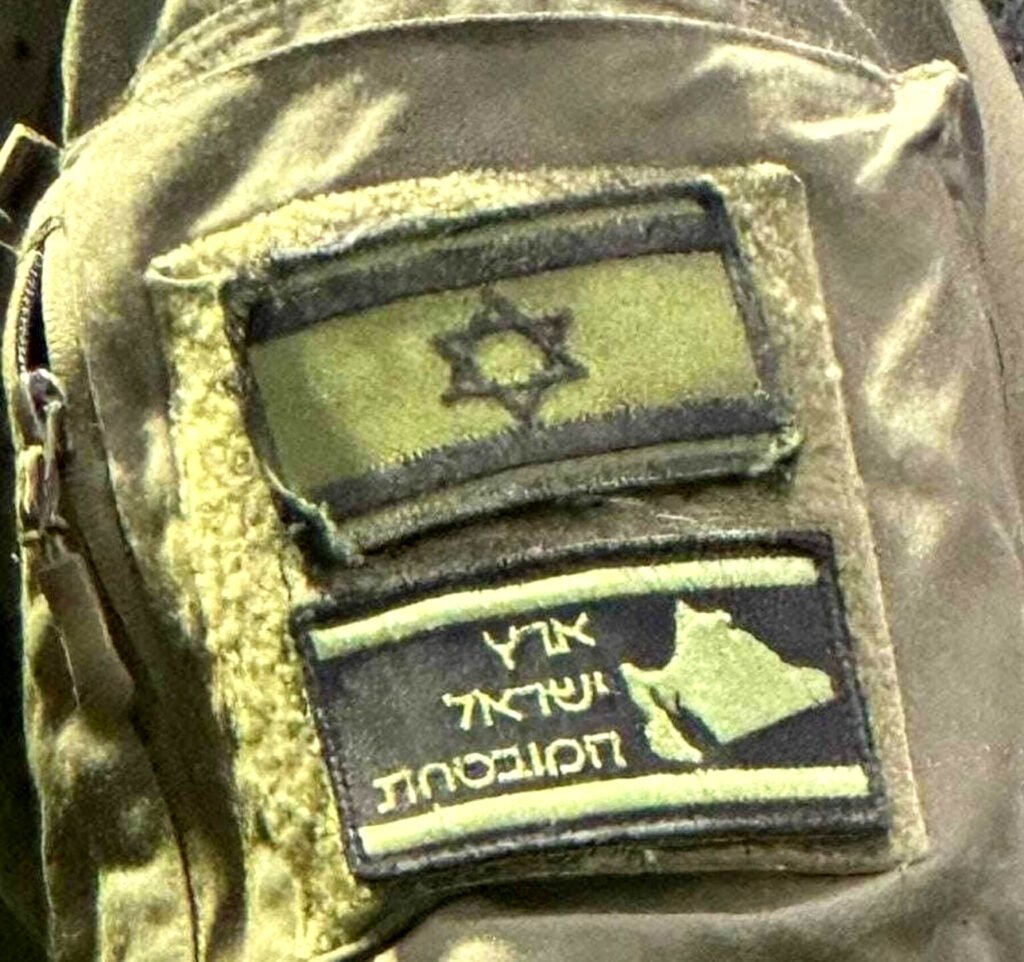 Soldado israelí con un parche del Gran Israel con la inscripción 'la Tierra Prometida de Israel'.