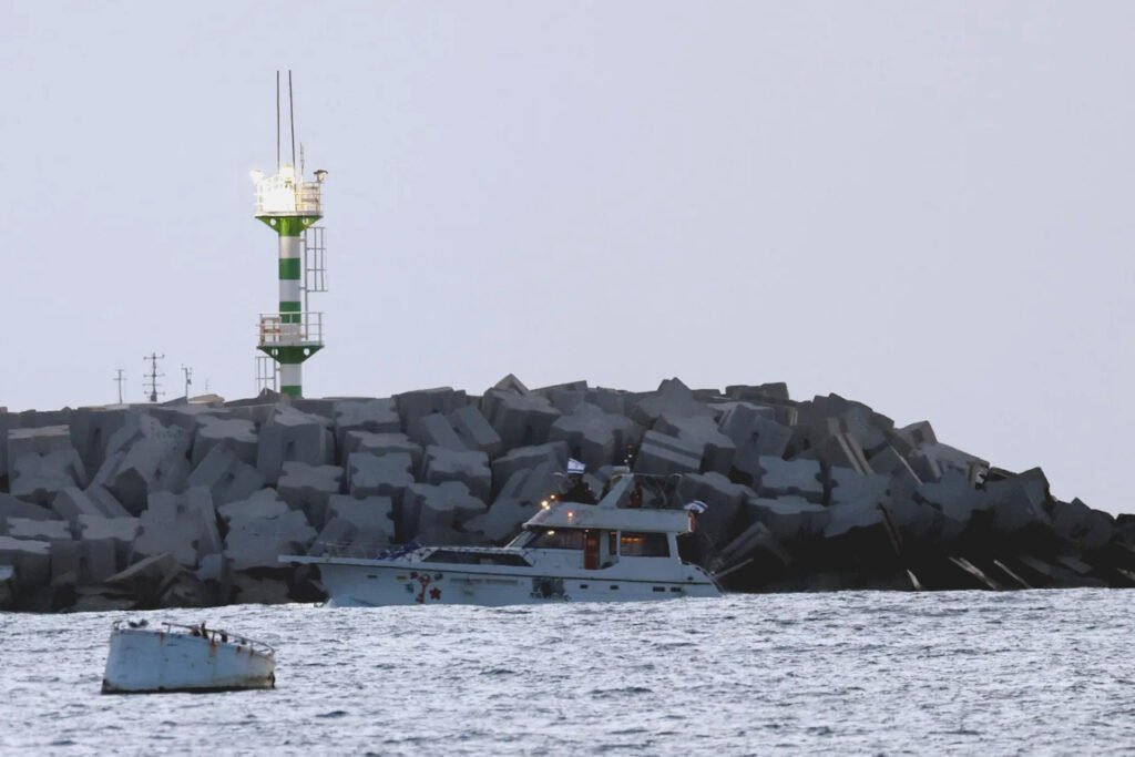 Soldados israelíes son vistos en un buque que ostenta los símbolos de la Flotilla Global Sumud, mientras entra al puerto de Ashdod, Israel.