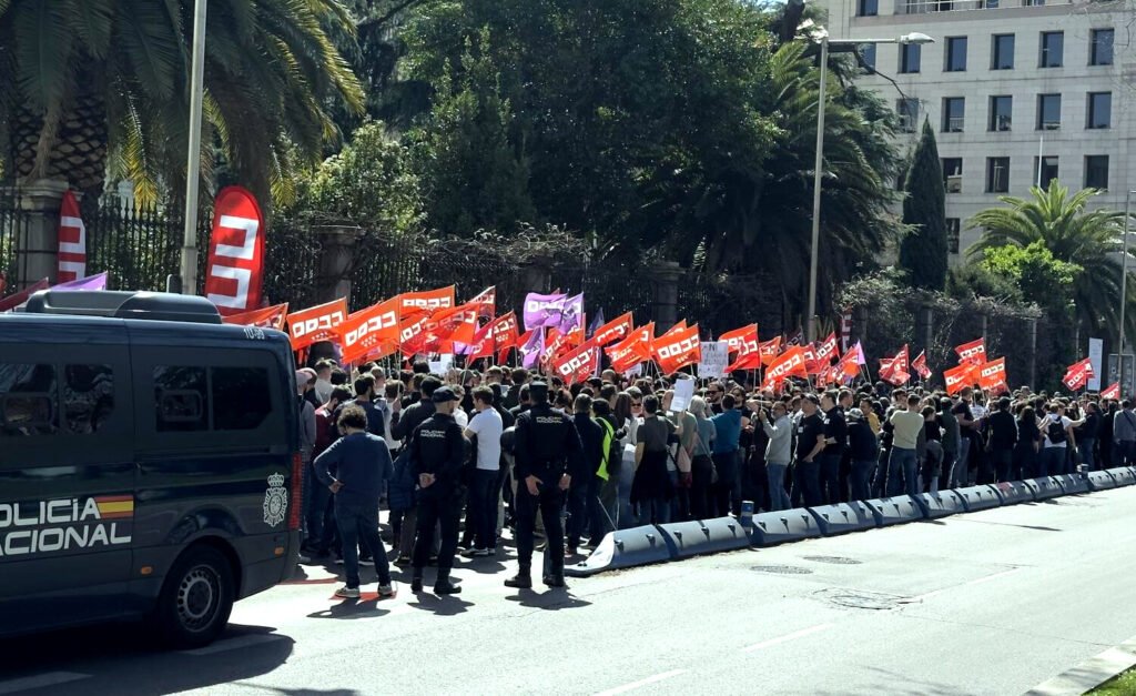 Trabajadores se concentraron en Madrid, Barcelona y Bilbao en las sedes del banco BBVA para reclamar el poder adquisitivo de sus nóminas,