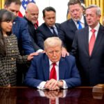 Trump rezando en el Despacho Oval rodeado de su equipo.
