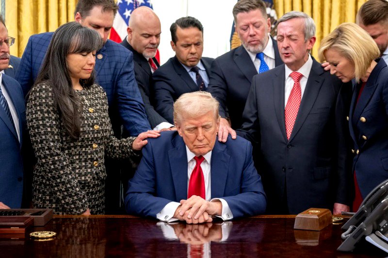 Trump rezando en el Despacho Oval rodeado de su equipo.