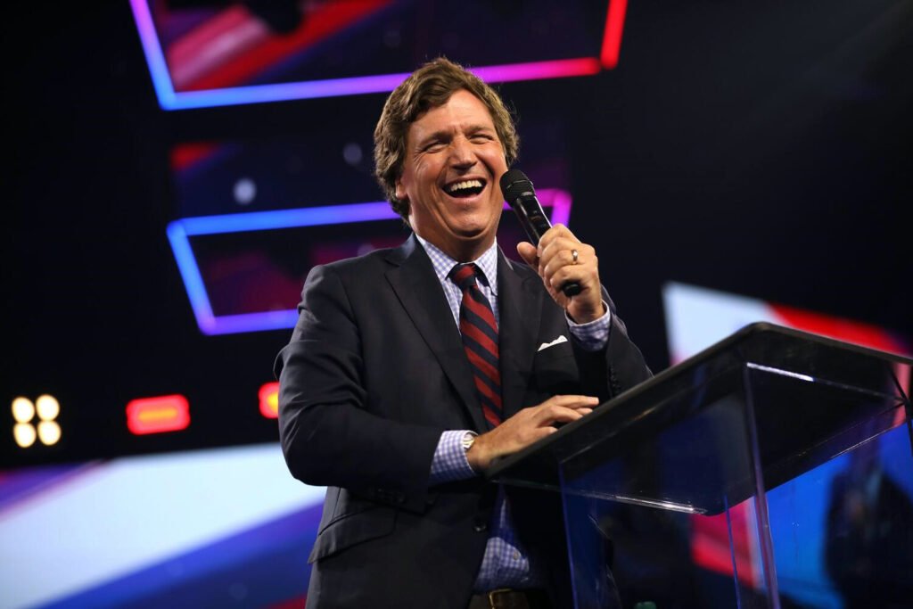 Tucker Carlson conversa con los asistentes al AmericaFest 2023 en el Centro de Convenciones de Phoenix, Arizona.