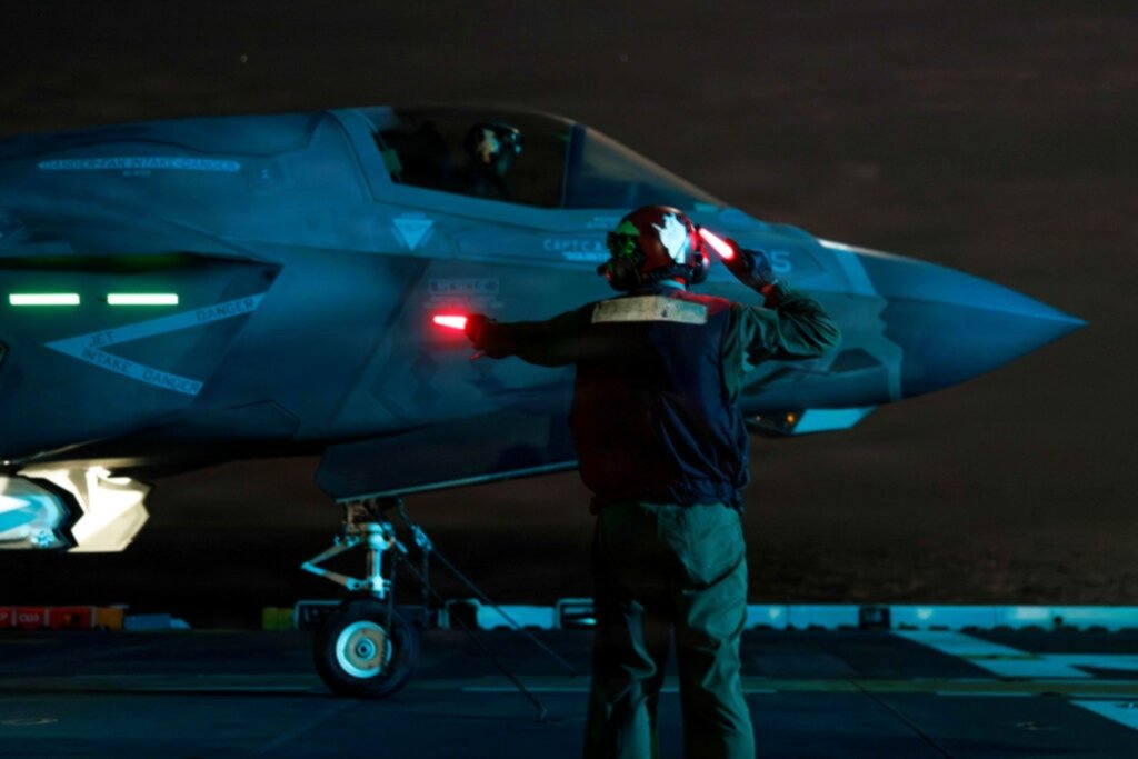 Un avión de combate de EEUU, en el portaaviones 'USS Tripoli', durante la operación militar Epic Fury contra Irán.