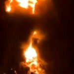 Un barco en llamas en el estrecho de Ormuz en marzo de 2026.