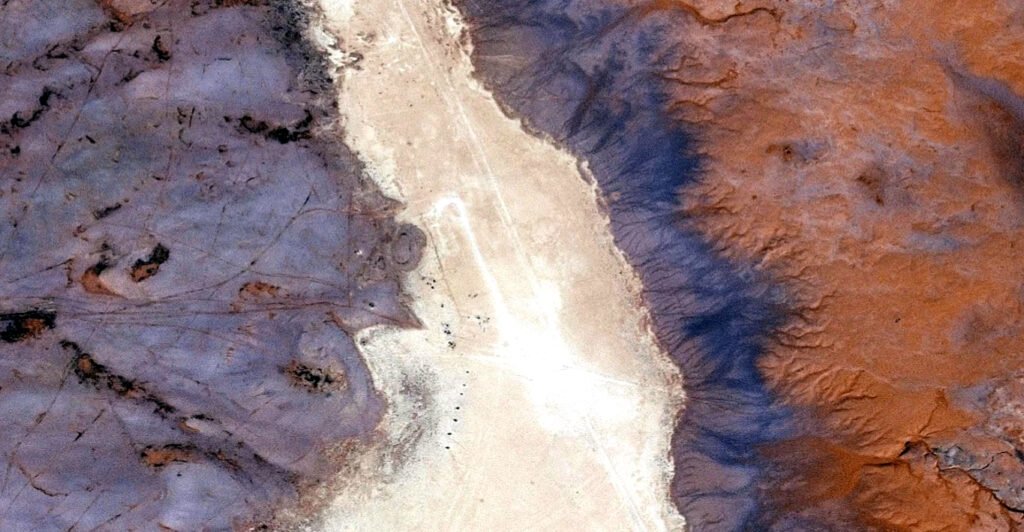 Un diputado afirma que el bloque estadounidense-israelí persiste en el desierto iraquí.