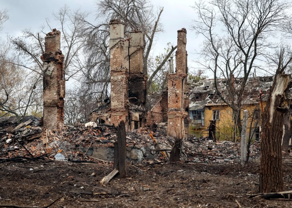 Un edificio destruido tras un ataque ruso en Donetsk (Ucrania).
