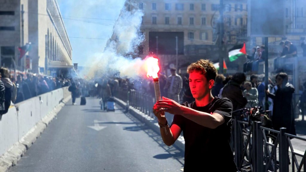 Un joven enciende una bengala en una de las cientas de manifestaciones italianas propalestina y en apoyo a los miembros de la Flotilla detenidos por Israel, esta semana.
