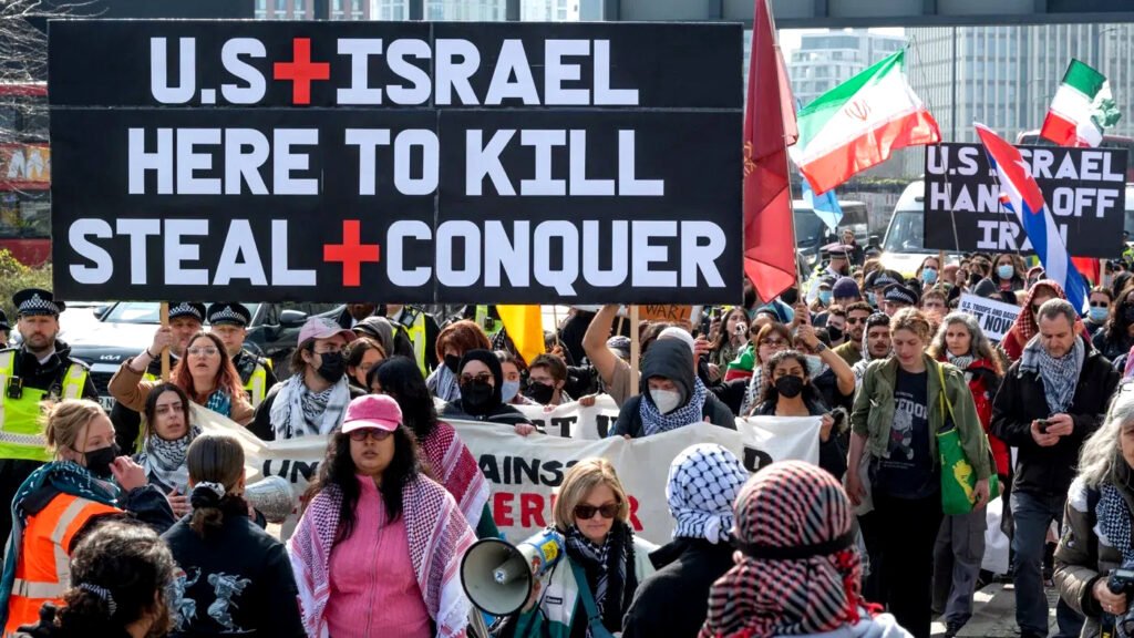 Manifestantes sostienen una pancarta durante la concentración. Se congregaron frente a la Embajada de Estados Unidos en Nine Elms para protestar contra las acciones militares estadounidenses e israelíes en Oriente Medio.