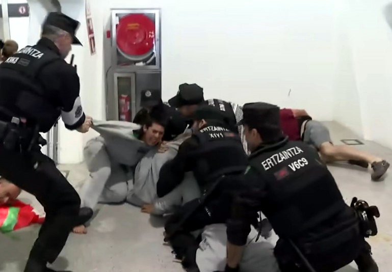 Un momento de la carga de la Ertzaintza contra los activistas de la Global Sumud Flotilla en el aeropuerto de Bilbao.