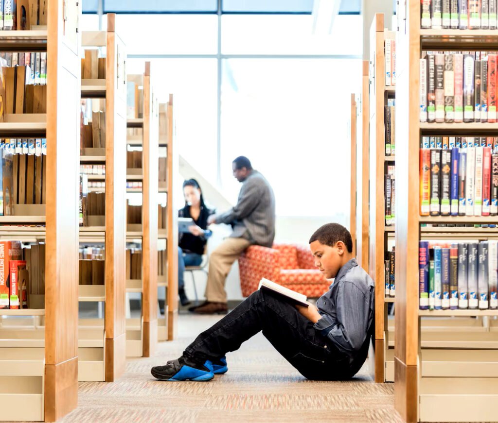 Un niño lee en una biblioteca en Estados Unidos.