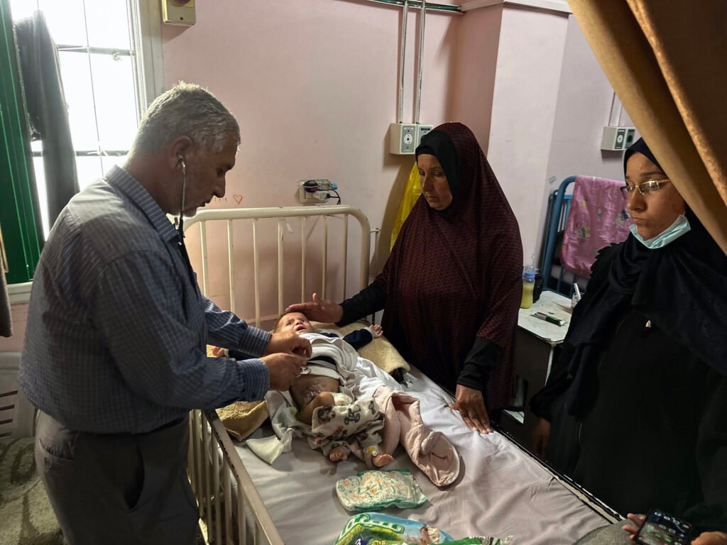 Un niño palestino de seis meses recibe medicamentos en el Hospital Al-Nasser, en Khan Younis, al sur de la Franja de Gaza.