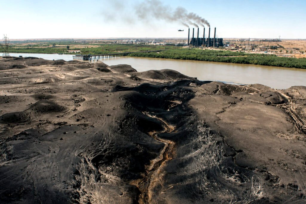 Un oleoducto iraquí devastado como consecuencia de los ataques de Estados Unidos durante la invasión de 2003.