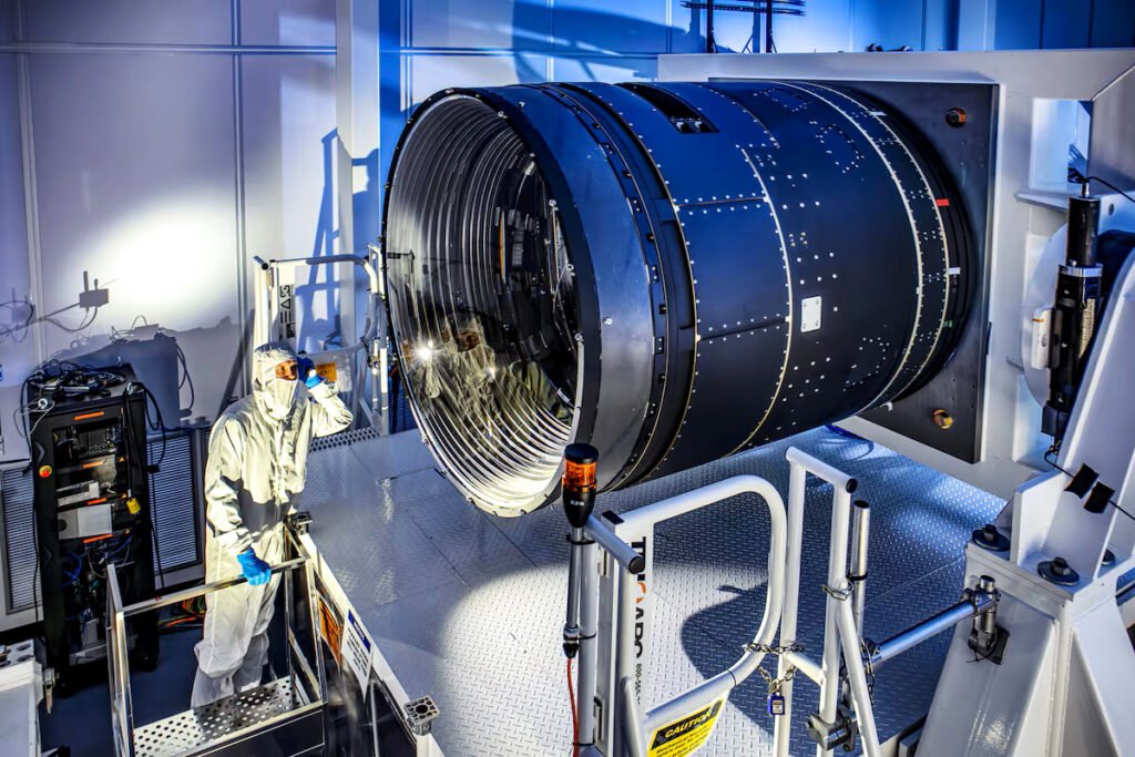 Un técnico inspecciona la mayor cámara del mundo, en el Observatorio Vera Rubin, financiado por la NSF.