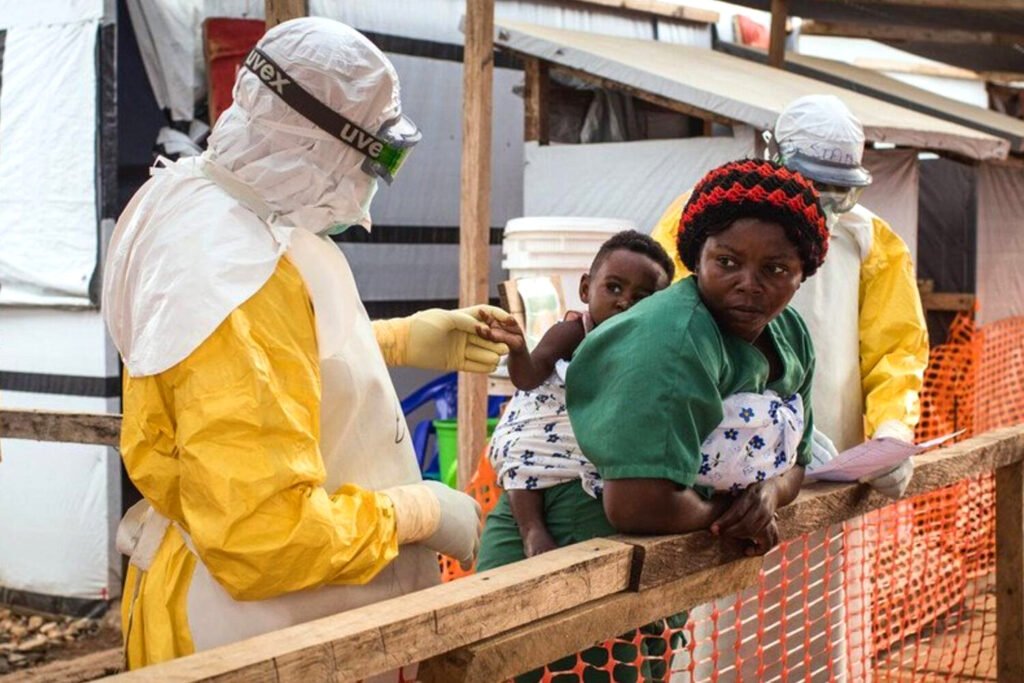 Un trabajador sanitario examina a un niño en busca de ébola durante un brote en 2019 en la República Democrática del Congo.