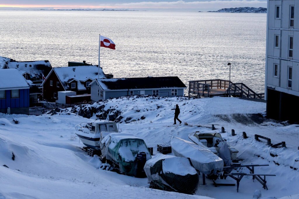 Una bandera de Groenlandia ondea en una calle de Nuuk, la capital de la isla.