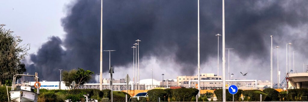 Una columna de humo en Abu Dabi tras los ataques con drones iraníes en varios puntos de la ciudad, incluyendo centros de datos.