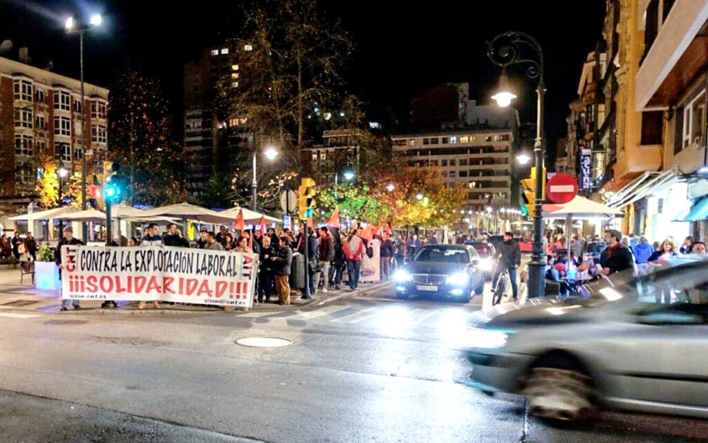 Una de las concentraciones convocadas por la CNT contra la Pastelería Suiza de Gijón.