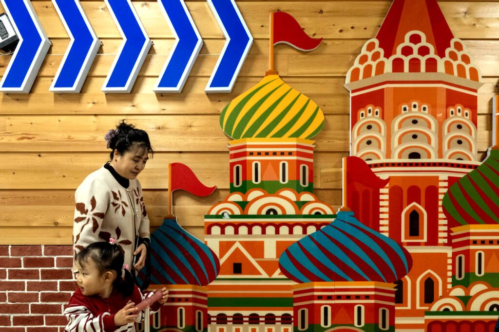 Una mujer china y una niña en un centro comercial que vende productos rusos en Suifenhe, China.