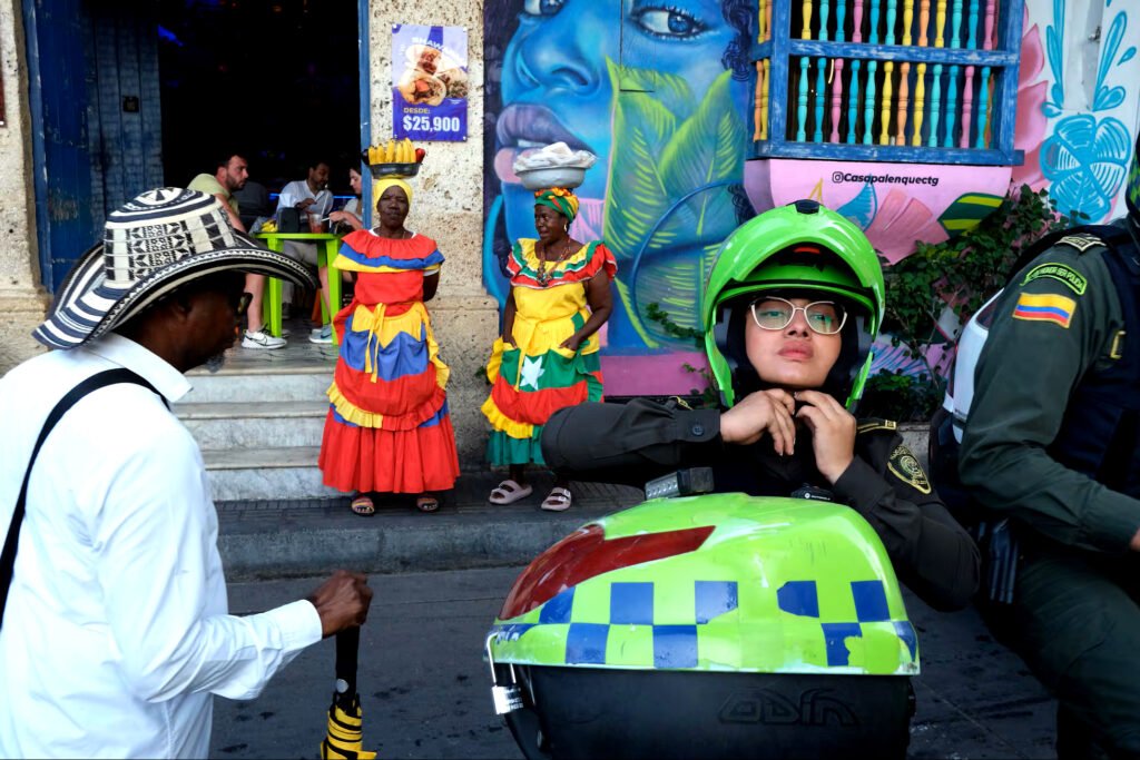 Una mujer policía se ajusta el casco en Cartagena de Indias, Colombia, el pasado enero.
