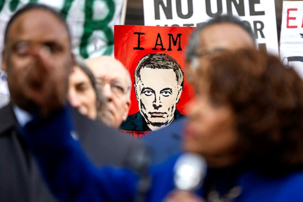 Una pancarta con la foto de Elon Musk, en una protesta en Washington.