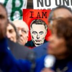 Una pancarta con la foto de Elon Musk, en una protesta en Washington.