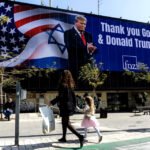 Valla publicitaria encargada por un grupo evangélico, que muestra una imagen del presidente estadounidense Donald Trump con las palabras "Gracias a Dios y a Donald Trump", en medio del conflicto entre Estados Unidos e Israel con Irán, en Tel Aviv, Israel, el 12 de marzo de 2026.