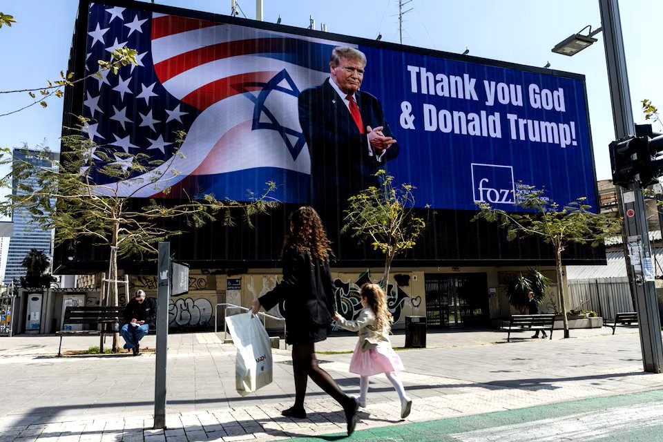 Valla publicitaria encargada por un grupo evangélico, que muestra una imagen del presidente estadounidense Donald Trump con las palabras "Gracias a Dios y a Donald Trump", en medio del conflicto entre Estados Unidos e Israel con Irán, en Tel Aviv, Israel, el 12 de marzo de 2026.