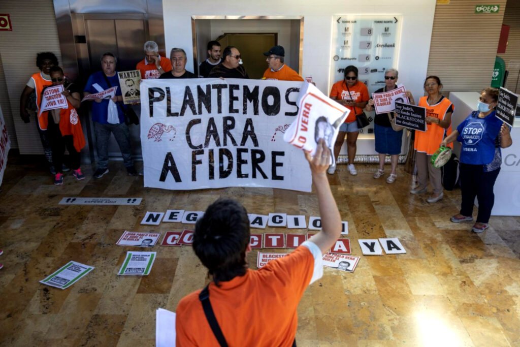 Vecinas y vecinos de Getafe, Torrejón, Alcorcón, Aranjuez, Vallecas y Carabanchel, organizadas en el Sindicato de Inquilinas, realizaron un acción en la sede del fondo de inversión Balackstone.