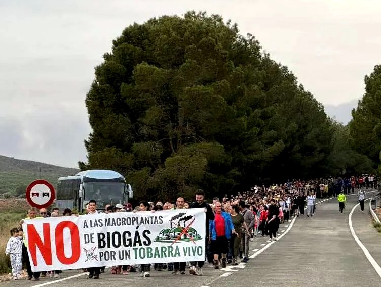 Vecinos de Tobarra, Albacete, participan en una marcha y concentración contra las macroplantas de biogás.