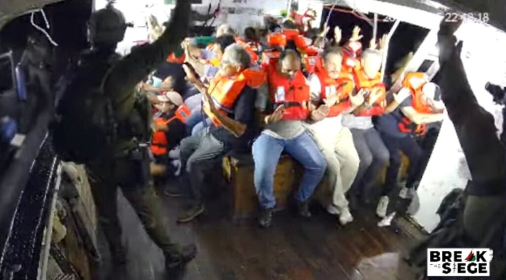 Video de seguridad de los activistas de la flotilla en el momento en el que son abordados por el ejercito israelí.
