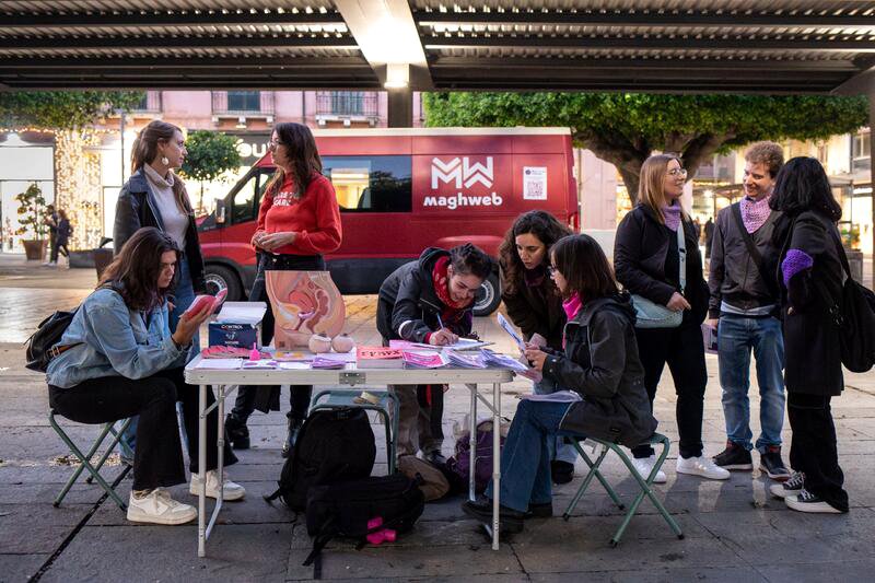 Las activistas de Maghweb distribuyen materiales informativos sobre los derechos sexuales y reproductivos en la sede de Non Una Di Meno en la ciudad de Messina, en Sicilia.