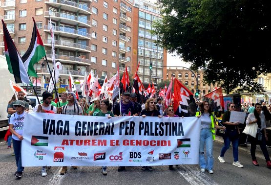 Manifestación en València en favor de una huelga general para acabar con el  genocidio en Palestina.