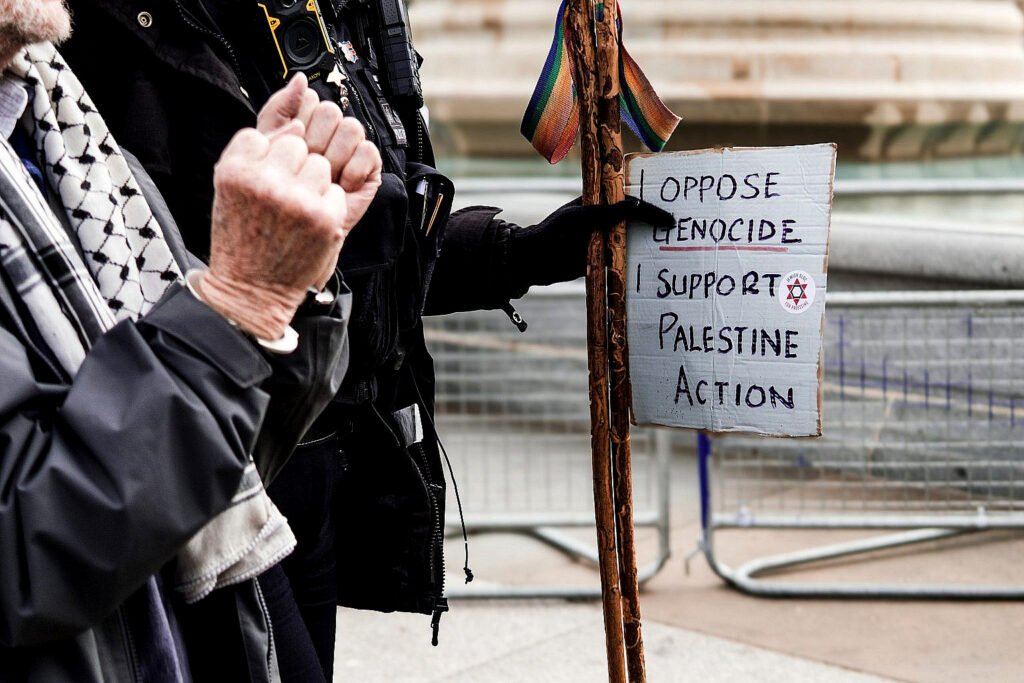 La policía arresta a un manifestante durante una protesta en apoyo a Palestine Action en Trafalgar Square, Londres.