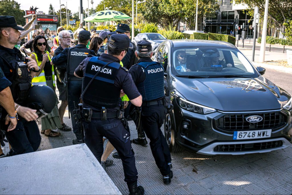 Agentes de la Policía Nacional controlan la protesta del profesorado valenciano de la educación pública no universitaria ante el acceso de la comitiva del presidente de la Generalitat, Juanfran Pérez Llorca, al Palau de la Música, donde preside la entrega de Premios de Excelencia Académica.