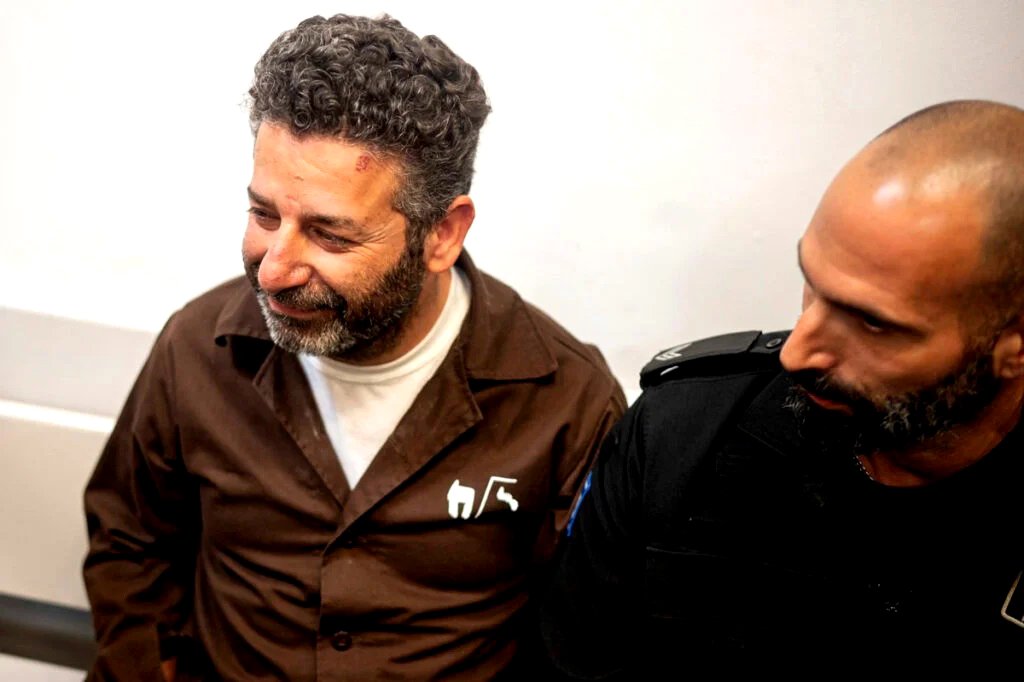 El activista palestino-español Saïf Abukeshek escoltado por un policía israelí.